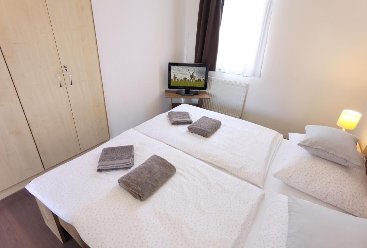Kamilla Panzio Es Rendezvenyhaz Bed & Breakfast Balmazujvaros Exterior photo