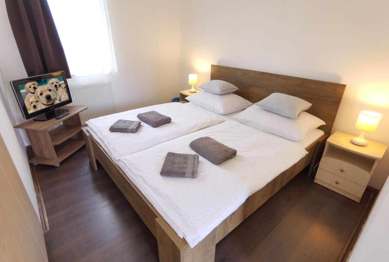 Kamilla Panzio Es Rendezvenyhaz Bed & Breakfast Balmazujvaros Exterior photo